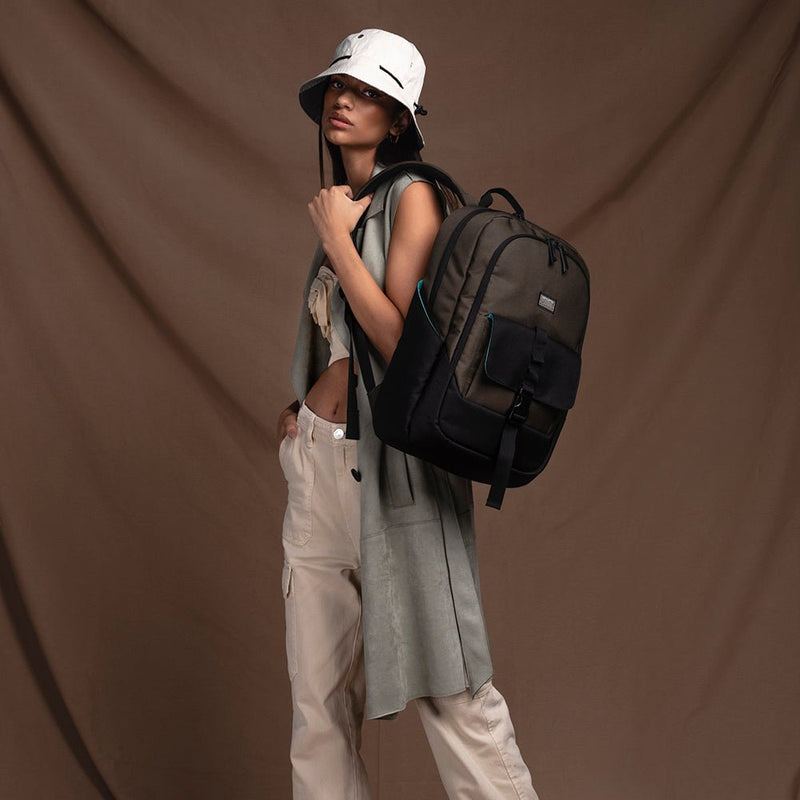 Combo Ecológico: Mochila materiales Reciclados + Audífono Inalámbrico In-ear Energy Sistem Eco